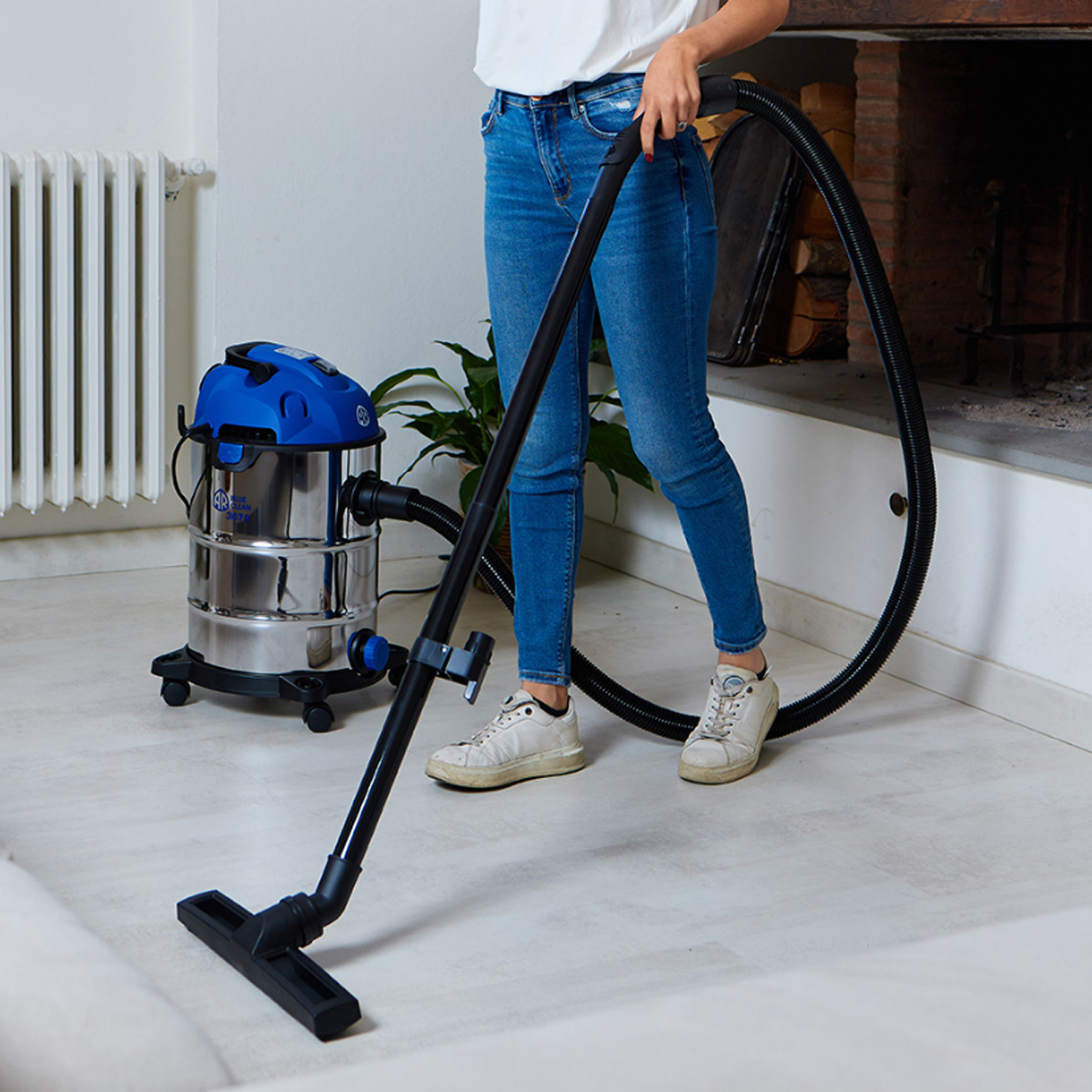 ΗΛΕΚΤΡΙΚΗ ΣΚΟΥΠΑ ΥΓΡΩΝ ΚΑΙ ΣΤΕΡΕΩΝ ANOVI REVERBERI 3670 1600W 30L - Image 3
