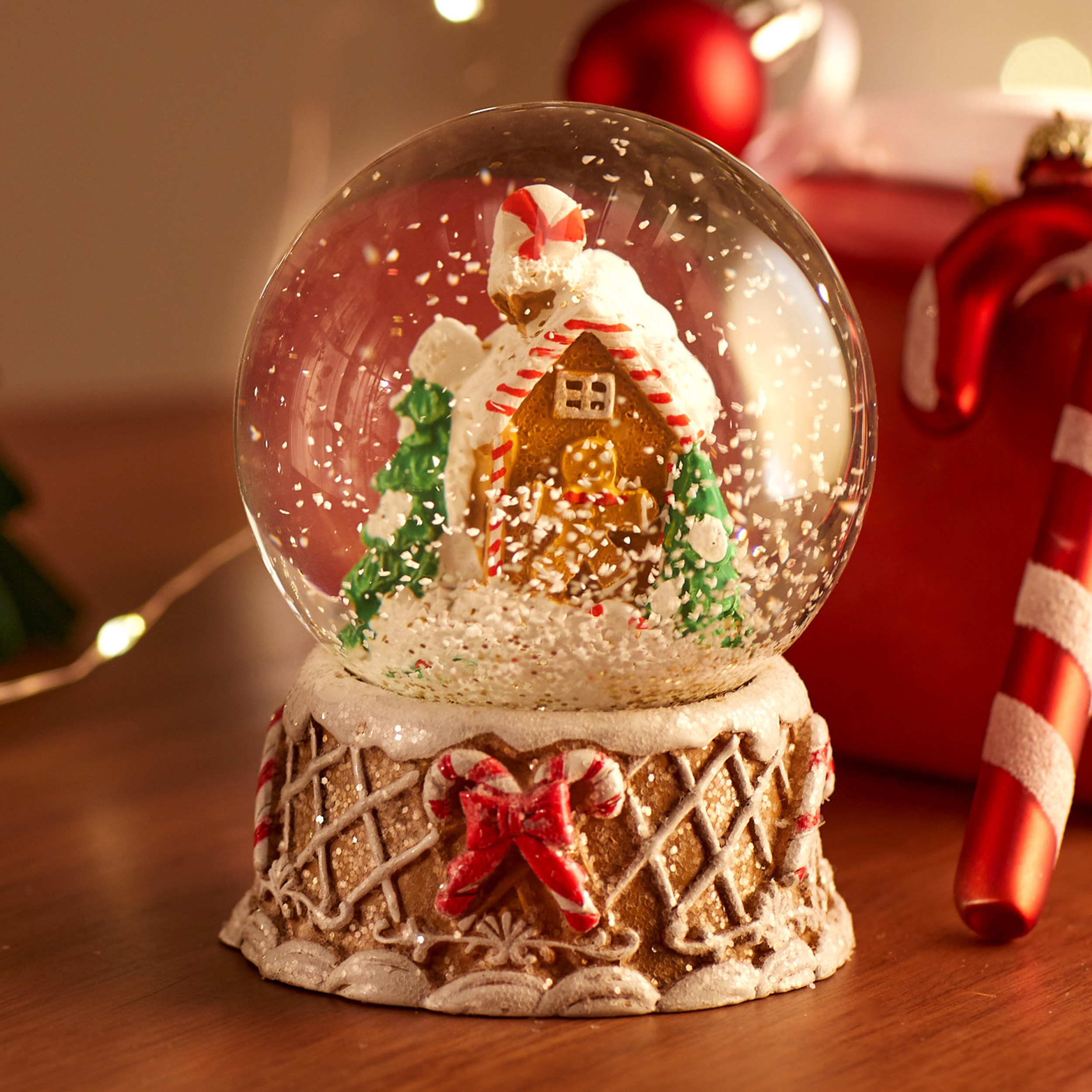 CHRISTMAS SNOW GLOBE GINGERBREAD HOUSE H11.4CM - Image 2