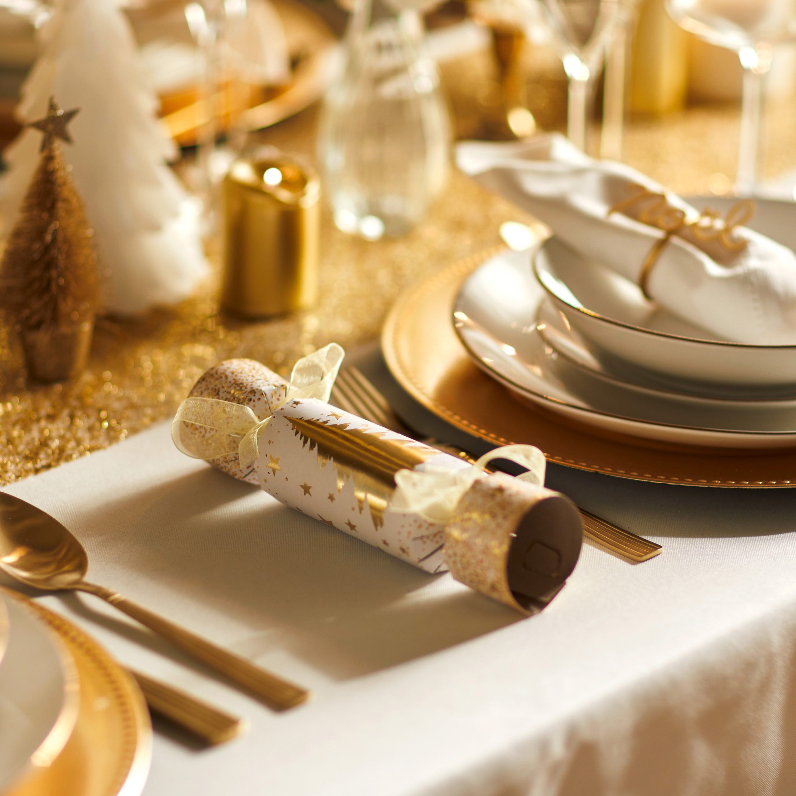 CHRISTMAS CRACKERS WITH GOLD TREE DESIGN 6PCS - Image 3