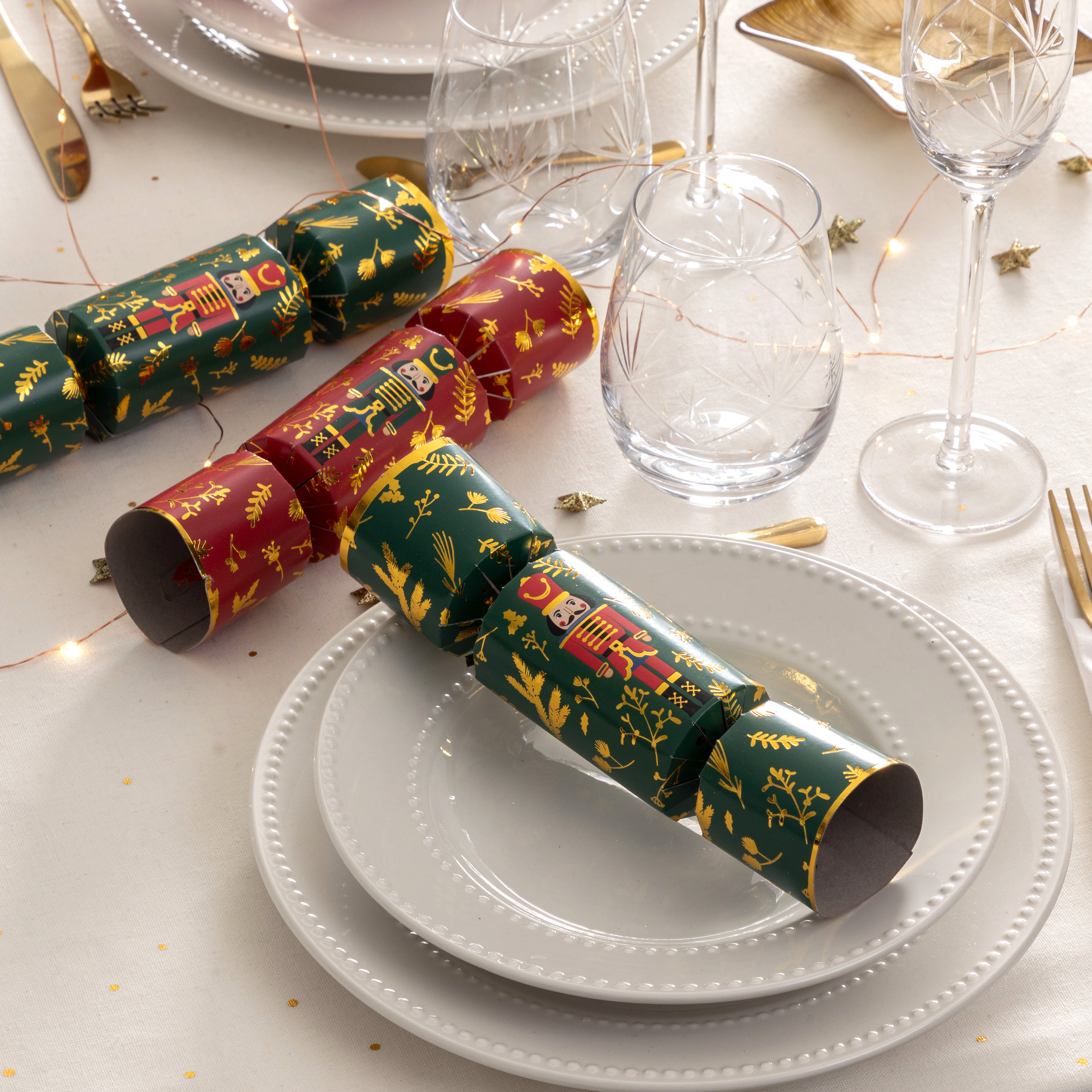 CHRISTMAS CRACKERS NUTCRACKER DESIGN RED & GREEN 6PCS - Image 2